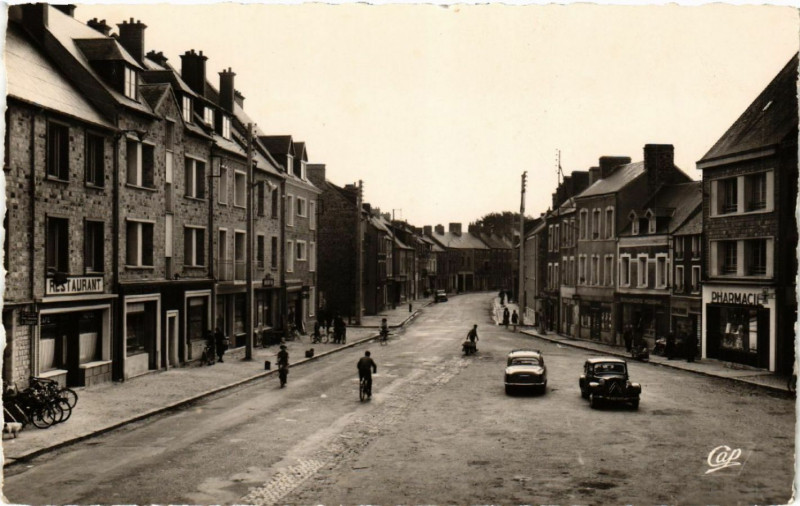 Carte postale ancienne La Haye-du-Puits - La Place du Général-de-Gaulle à La Haye