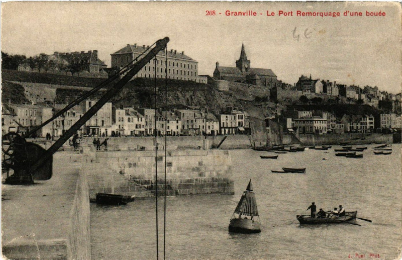 Carte postale ancienne Granville - Le Port Remorquage d'une bouée à Granville