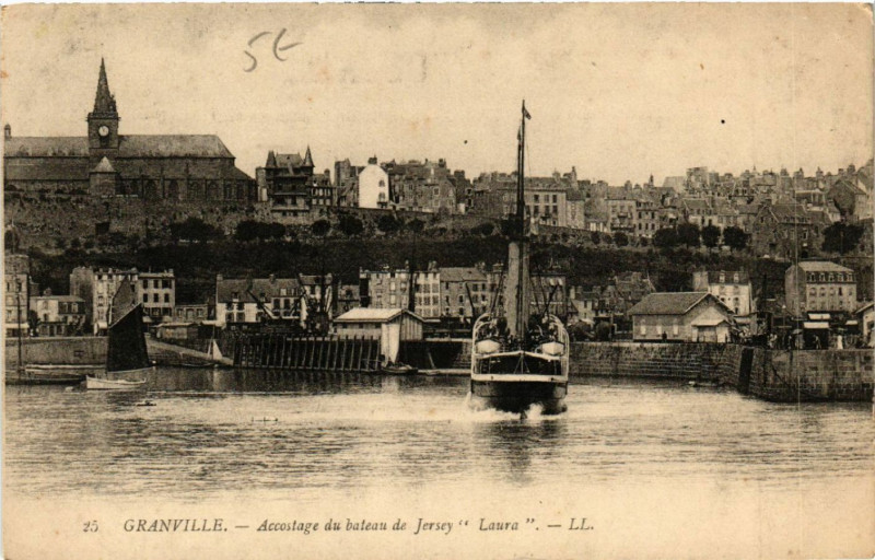 Carte postale ancienne Granville - Accostage du bateau de Jersey Laura à Granville