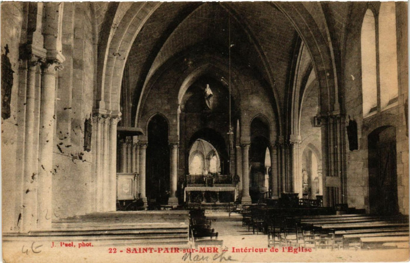 Carte postale ancienne Saint-Pair-sur-Mer - Intérieur de l'Eglise à Saint-Pair-sur-Mer