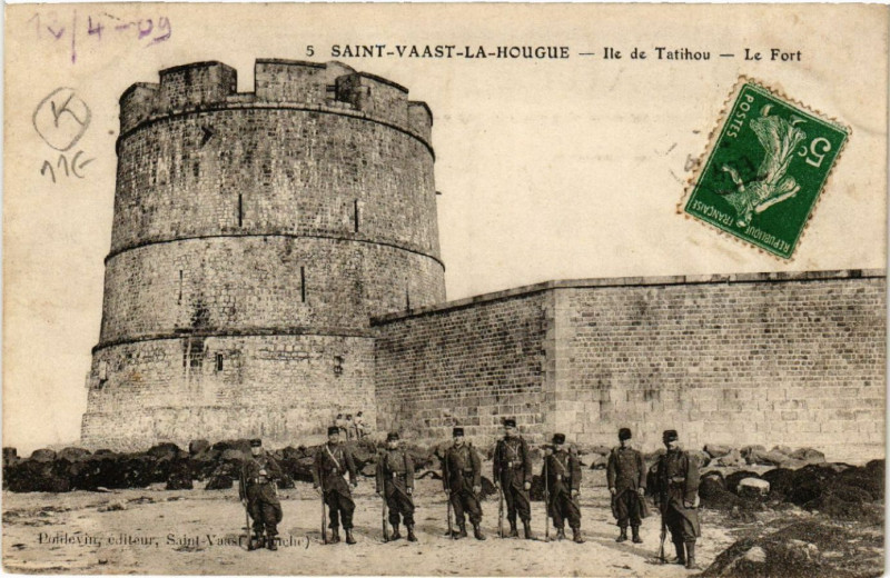 Carte postale ancienne Saint-Vaast-la-Hougue - Ile de Tatihou - Le Fort à Saint-Vaast-la-Hougue