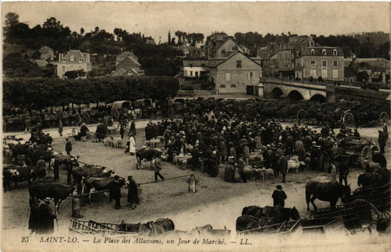 Carte postale ancienne Saint-Lo - La Place des alluvion, un Jour de Marché à Saint-Lô