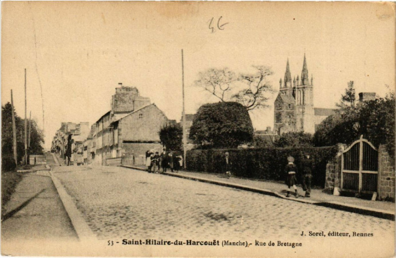 Carte postale ancienne Saint-Hilaire-du-Harcouet (Manche) -Rue de Bretagne à Saint-Hilaire-du-Harcouët