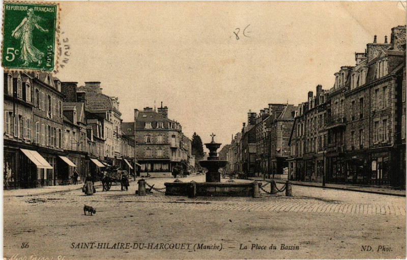 Carte postale ancienne Saint-Hilaire-du-Harcouet (Manche) - La Place du Bassin à Saint-Hilaire-du-Harcouët