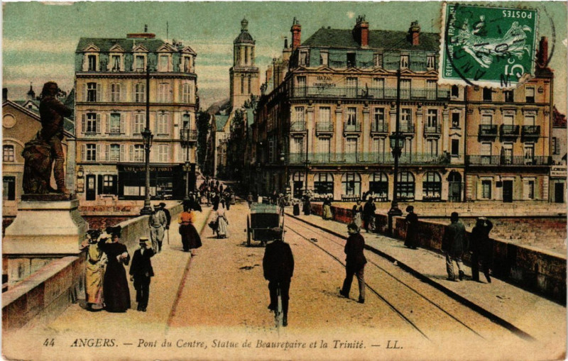 Carte postale ancienne Angers - Pont du Centre, Statue de Beaurepaire et la Trinité à Ger