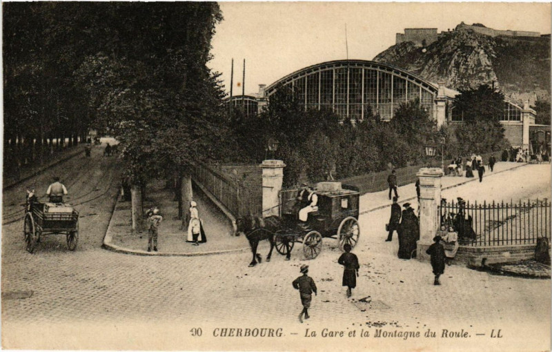 Carte postale ancienne Cherbourg - La Gare et la Montagne du Roule