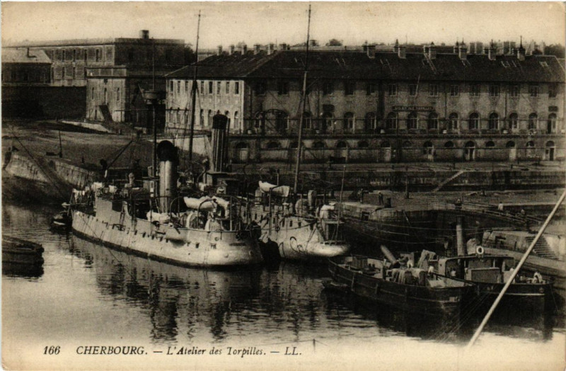 Carte postale ancienne Cherbourg - L'Atelier des Torpilles