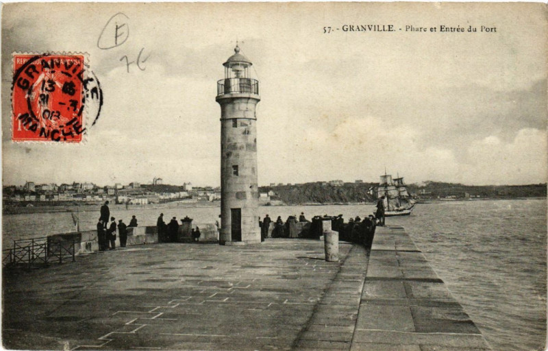 Carte postale ancienne Granville - Phare et Entrée du Port à Granville