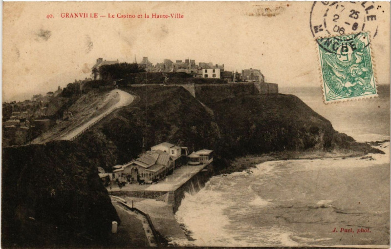 Carte postale ancienne Granville - Le Casino et la Haute-Ville à Granville
