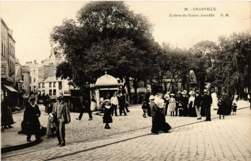 Carte postale ancienne Granville - Entrée du Cours Jouville à Granville