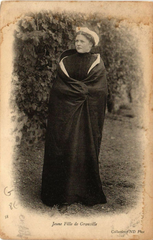 Carte postale ancienne Jeune Fille de Granville à Granville