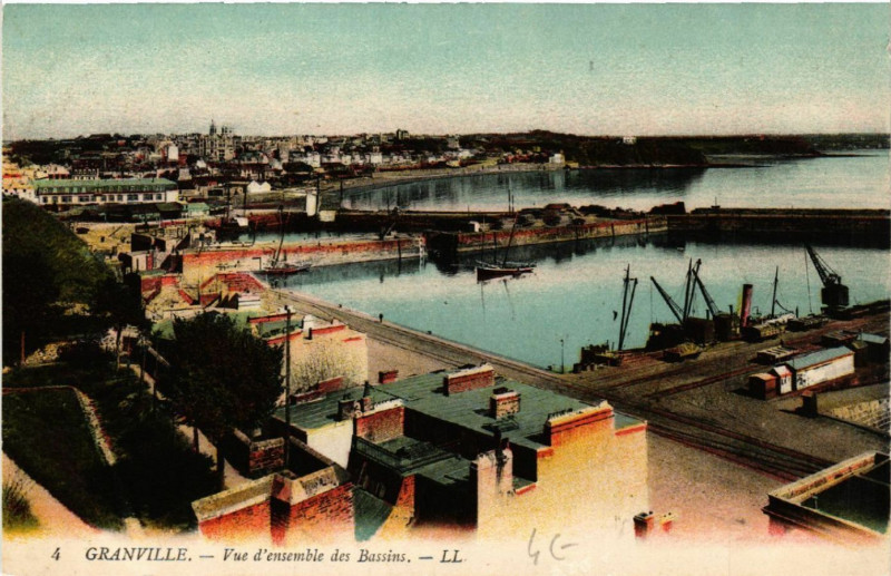 Carte postale ancienne Granville - Vue d'ensemble des Bassins à Granville