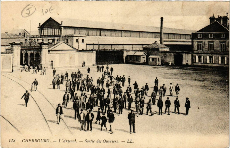 Carte postale ancienne Cherbourg - L'Arsenal - Sortie des Ouvriers