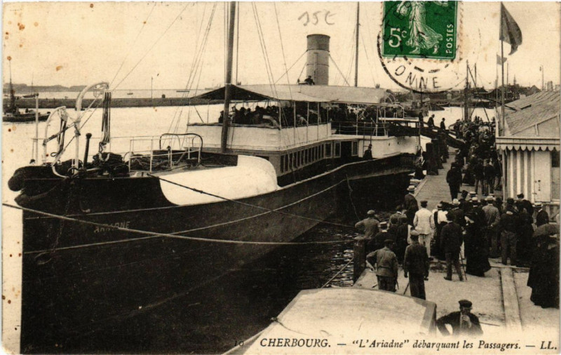 Carte postale ancienne Cherbourg - L'Ariadne debarquant les Passagers à Ger