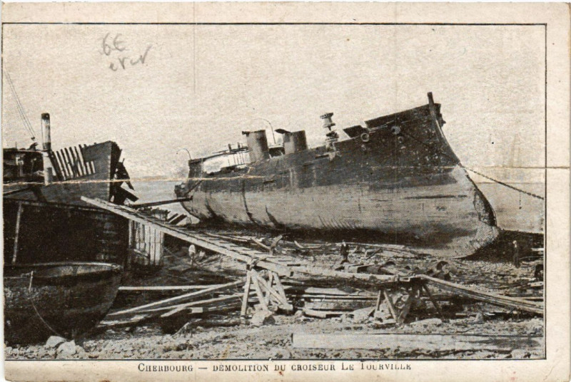 Carte postale ancienne Cherbourg - Démolition du Croiseur le Tourville à Urville