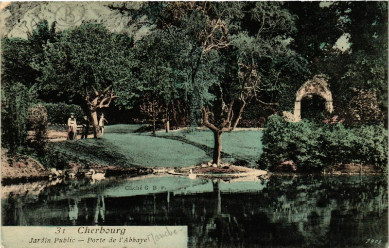 Carte postale ancienne Cherbourg - Jardin Public - Porte de l'Abbaye
