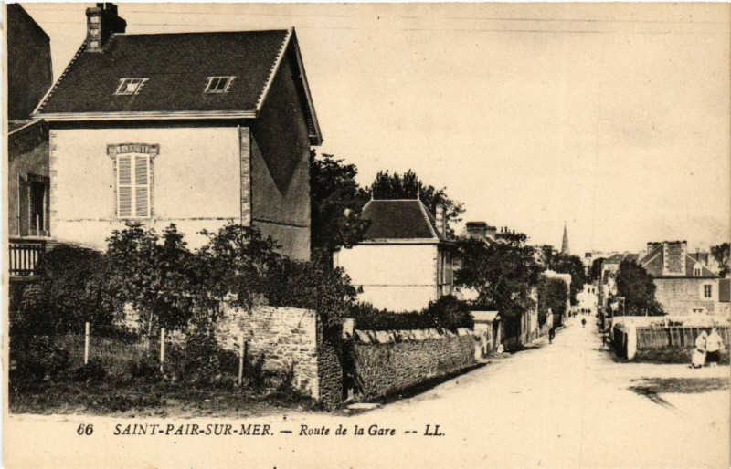 Carte postale ancienne Saint-Pair-sur-Mer - Route de la Gare à Saint-Pair-sur-Mer