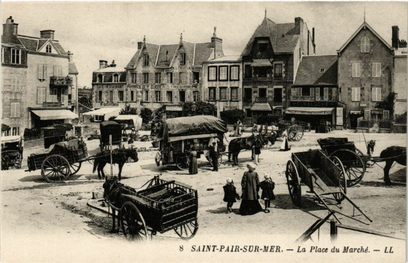 Carte postale ancienne Saint-Pair-sur-Mer - La Place du Marché à Saint-Pair-sur-Mer