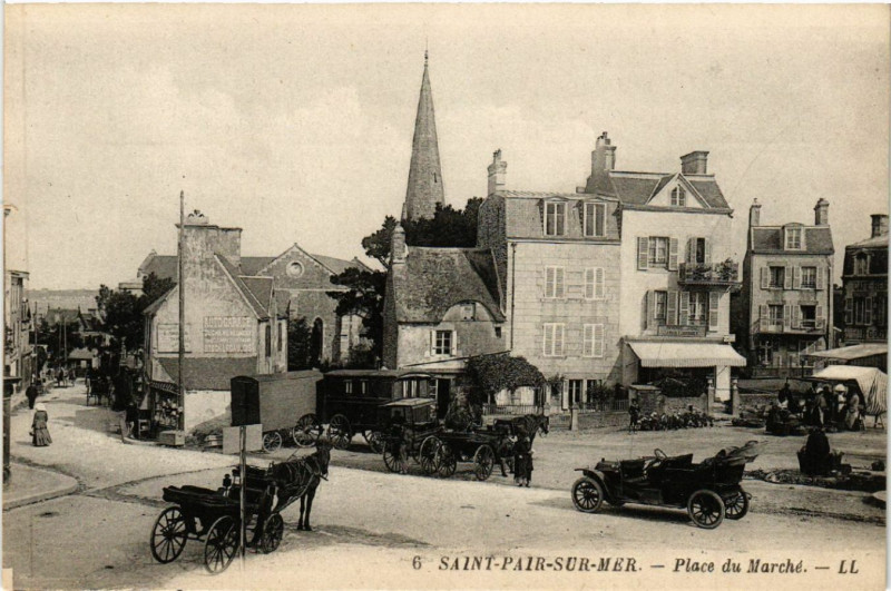 Carte postale ancienne Saint-Pair-sur-Mer - Place du Marché à Saint-Pair-sur-Mer