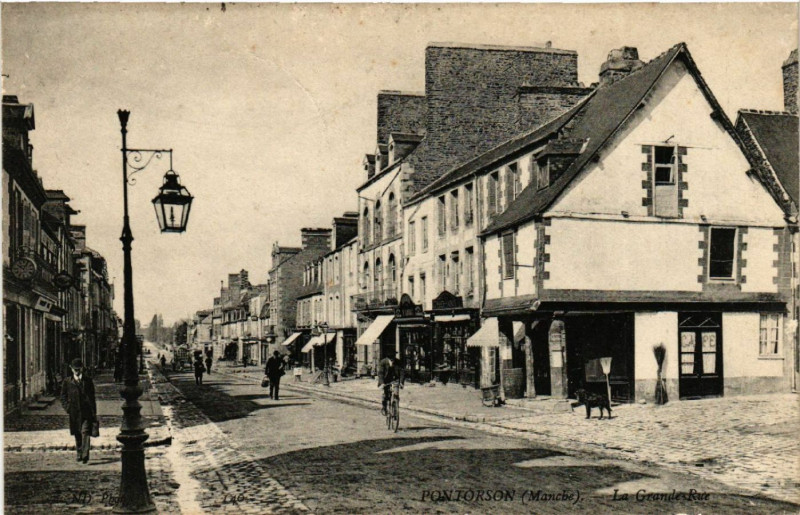 Carte postale ancienne Pontorson (Manche) - La Grande-Rue à Pontorson