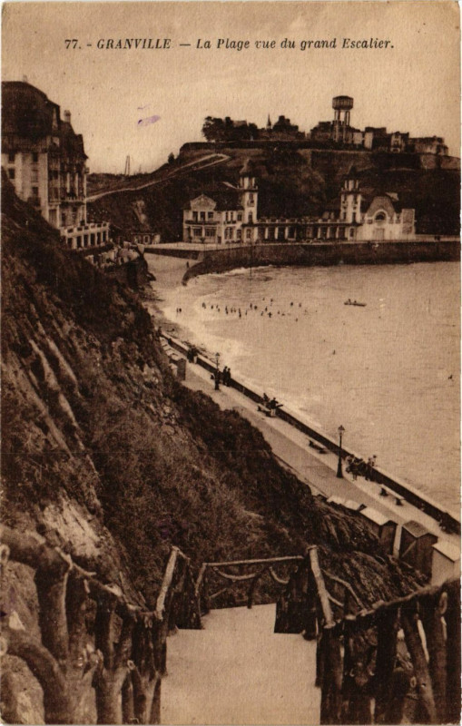 Carte postale ancienne Granville - La Plage vue du grand Escalier à Granville
