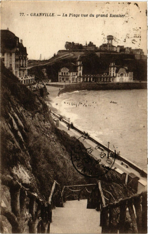 Carte postale ancienne Granville - La Plage vue du grand Escalier à Granville