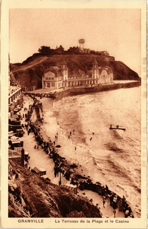 Carte postale ancienne Granville - La Terrasse de la Plage et le Casino à Granville