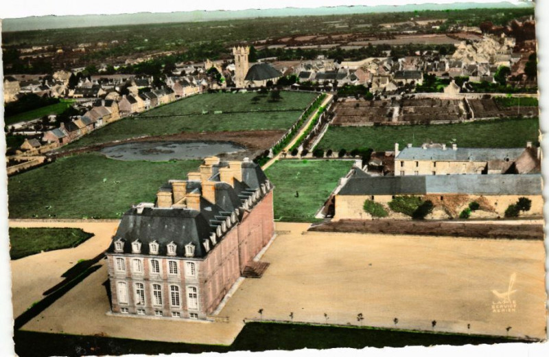 Carte postale ancienne Avion Au-Dessus de Saint-Pierre-Eglise - Vue générale à Saint-Pierre-Église