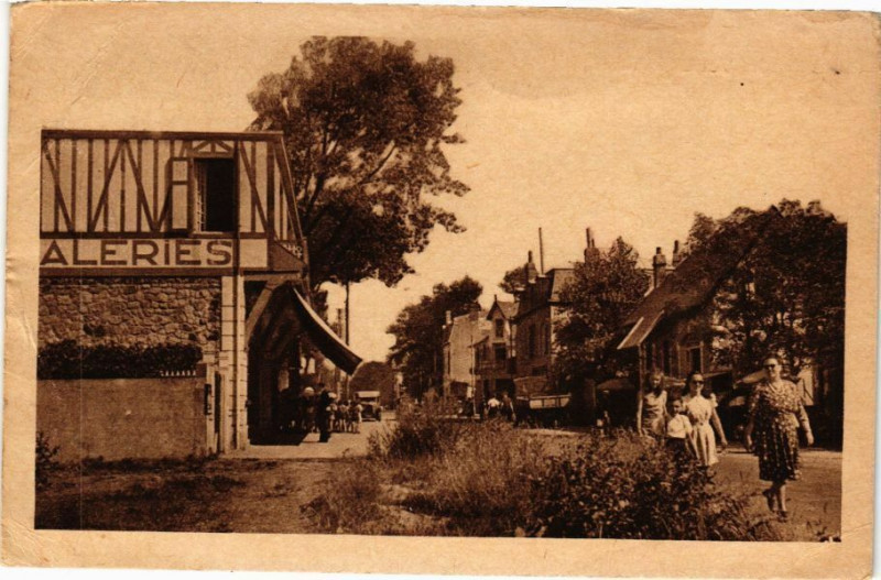 Carte postale ancienne Jullouville - La Route de Granville à Jullouville