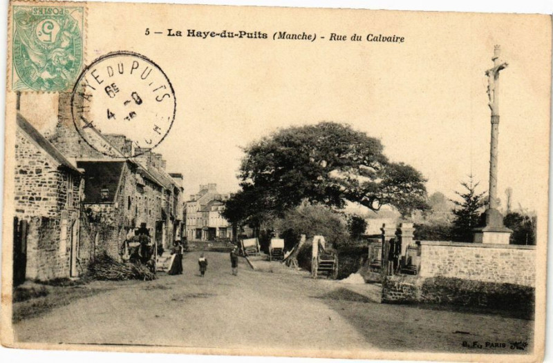 Carte postale ancienne La Haye-du-Puits - Rue du Calvaire à La Haye