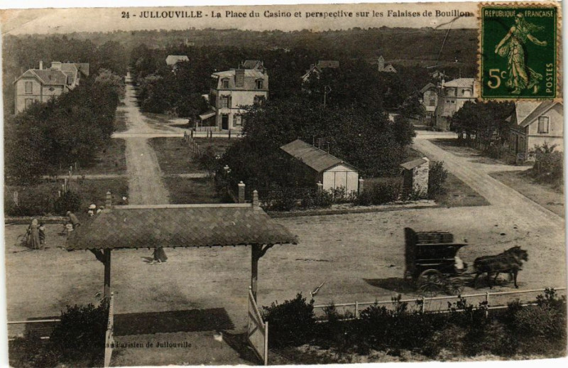 Carte postale ancienne Jullouville La Place du Casino et perspective sur les Falaises... à Jullouville
