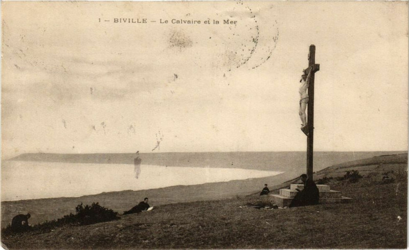 Carte postale ancienne Biville - Le Calvaire et la Mer