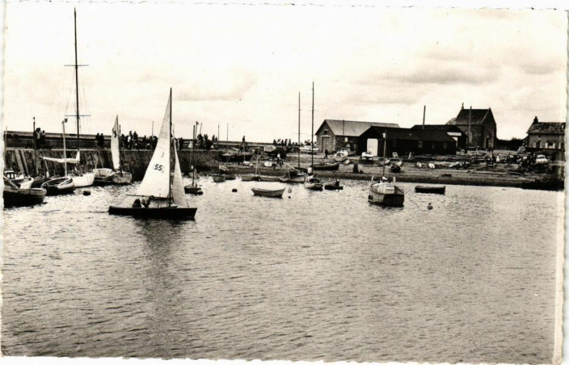 Carte postale ancienne Saint-Vaast-La-Hougue - Bassin des Yachts et Chapelle à Saint-Vaast-la-Hougue