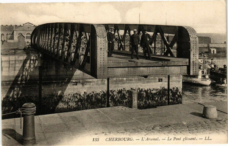 Carte postale ancienne Cherbourg - L'Arsenal - Le Pont glissant