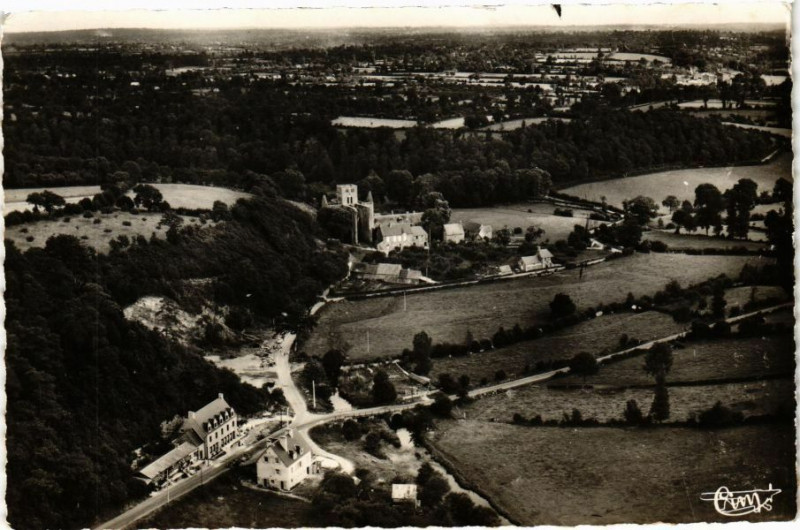 Carte postale ancienne Hambye - Vue générale aerienne de Hotels et de l'Abbaye à Hambye