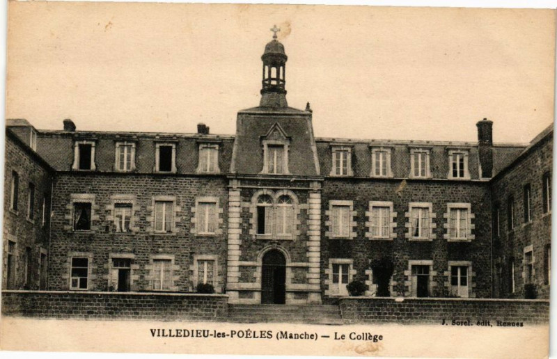 Carte postale ancienne Villedieu-les-Poeles - Le College