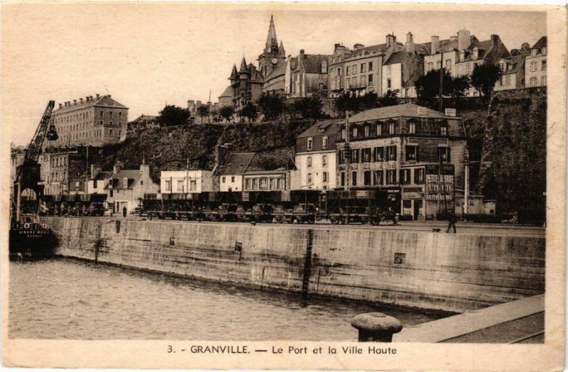 Carte postale ancienne Granville - Le Port et la Ville Haute à Granville
