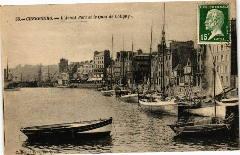 Carte postale ancienne Cherbourg - L'Avant-Port et le Quai Coligny