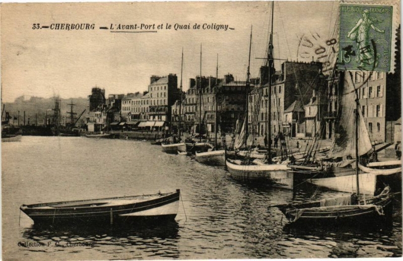 Carte postale ancienne Cherbourg - L'Avant-Port et le Quai Coligny