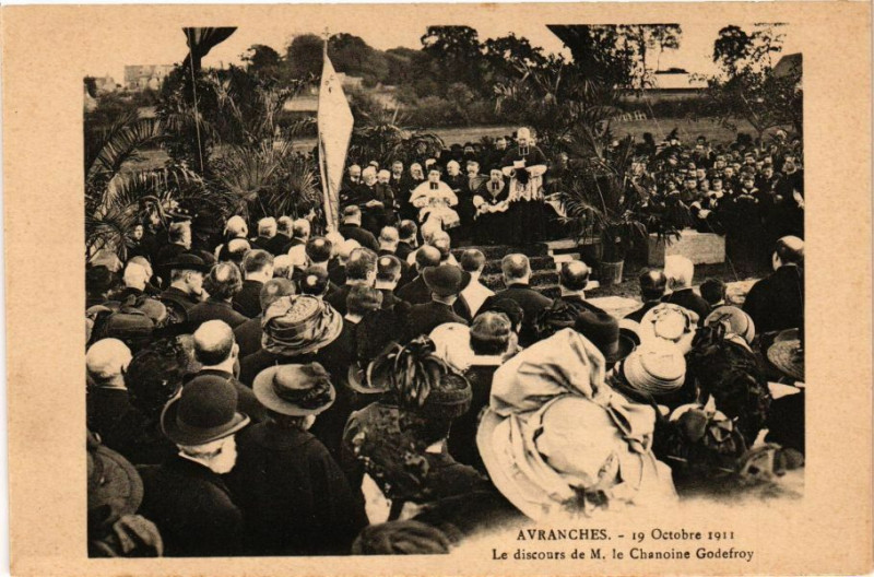 Carte postale ancienne Avranches 19 Octobre 1911 Le discours de M.le Chanoine Godefroy à Avranches
