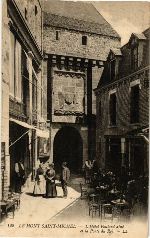 Carte postale ancienne Le Mont-Saint-Michel - L'Hotel Poulard aine et la Porte du Roi au Mont-Saint-Michel