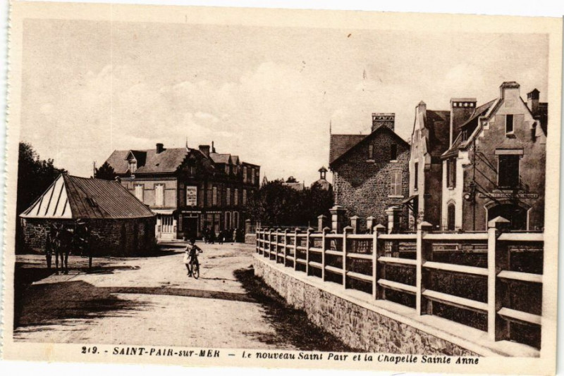Carte postale ancienne Saint-Pair-sur-Mer-Le nouveau Saint-Pair et la Chapelle Sainte-Anne à Saint-Pair-sur-Mer