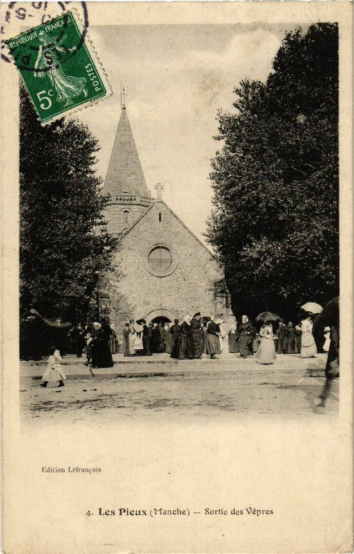 Carte postale ancienne Les Pieux - Sortie des Vepres aux Pieux
