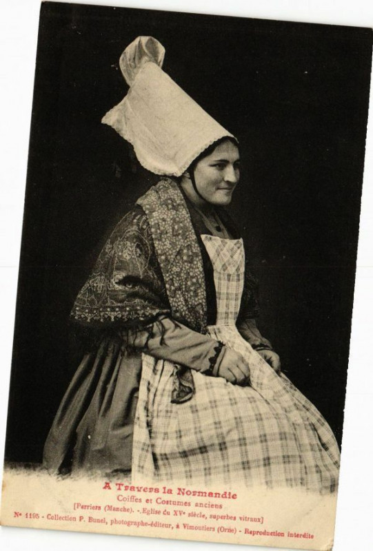 Carte postale ancienne A Travers le Normandie - Coiffes et Costumes anciens Parriers à Ver