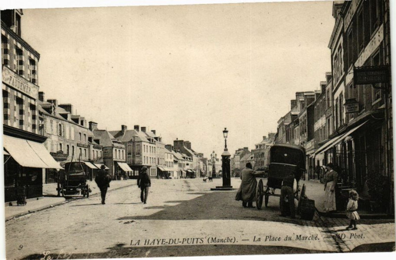 Carte postale ancienne La Haye-du-Puits - La Place du Marche à La Haye