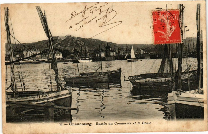 Carte postale ancienne Cherbourg - Bassin du Commerce et le Route