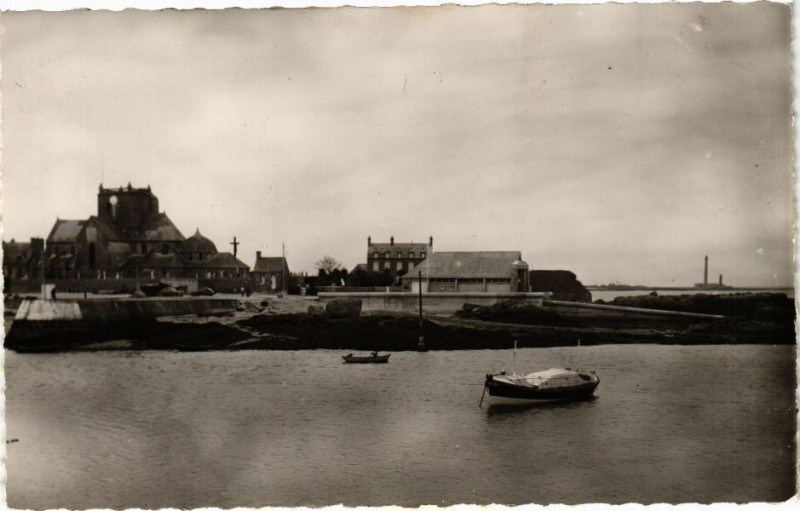 Carte postale ancienne Barfleur - Le nouveau Canot de Sauvetage - A droite... à Barfleur