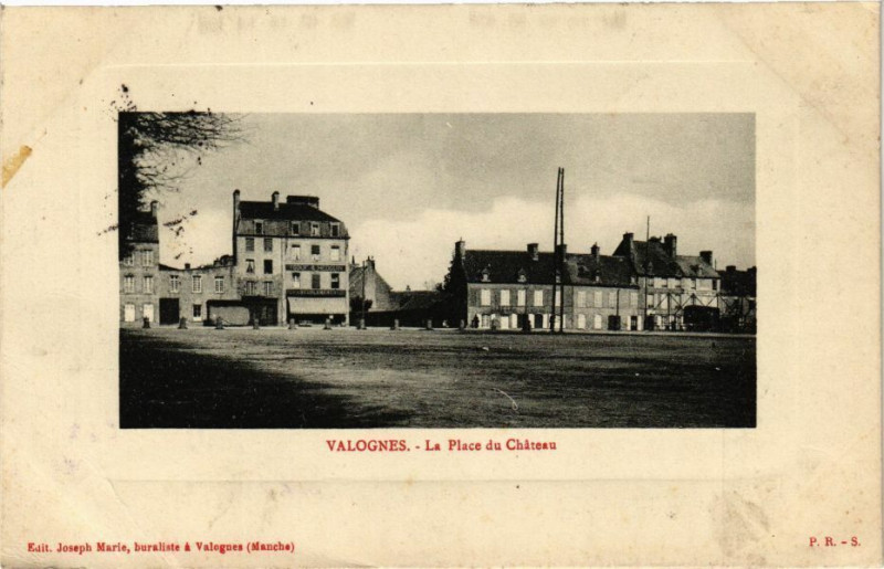 Carte postale ancienne Valognes - La Place du Chateau à Valognes