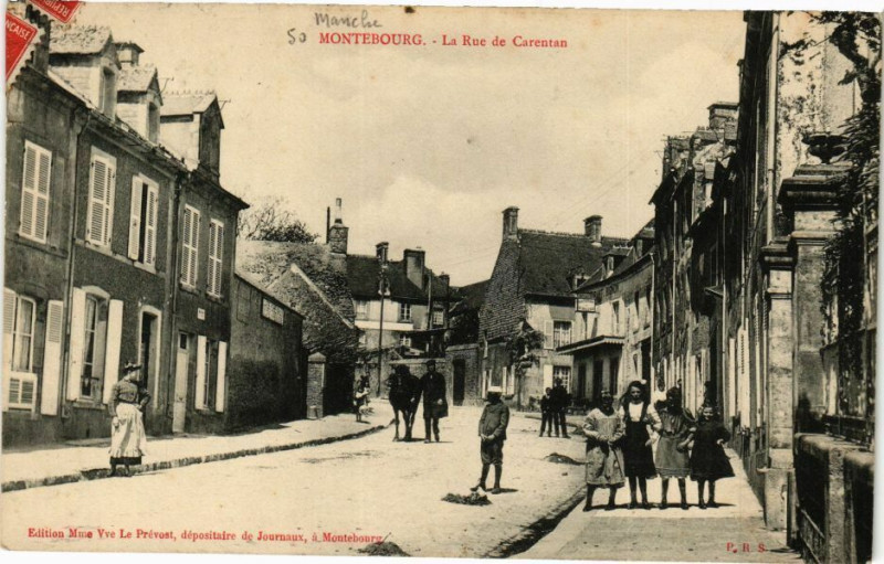 Carte postale ancienne Montebourg - La Rue de Carentan à Montebourg