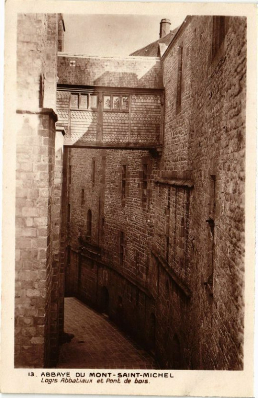 Carte postale ancienne Abbaye du Mont-Saint-Michel - Logis Abbatiaux et Pont de bois